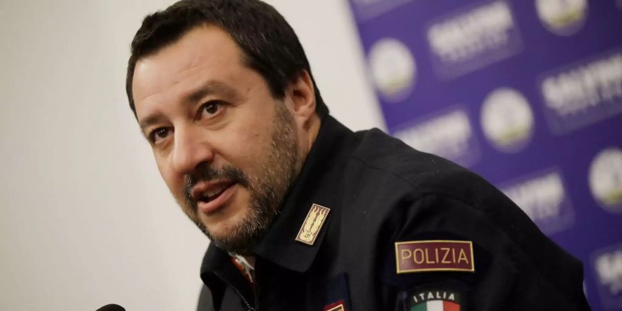 Italienische Innenminister Matteo Salvini in Polizeiuniform.