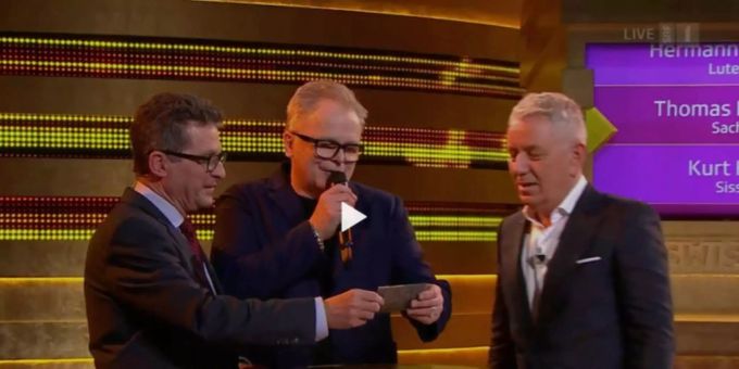 Herbert Grönemeyer kündigt in der SRF-Sendung «Happy Day» den falschen Gewinner an.