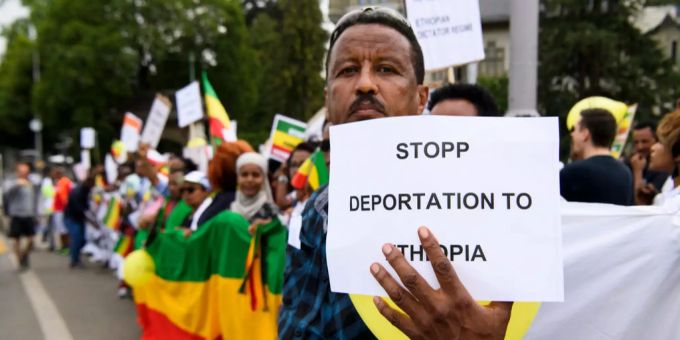 Äthiopien erklärt sich bereit, eigene Staatsangehörige ohne Aufenthaltsrecht in der Schweiz zurückzunehmen. Menschen demonstrieren gegen Deportationen von Äthiopiern.