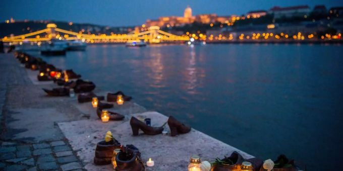 Das Denkmal für die Holocaust-Opfer von 1944. Tausende Juden sind nach ihrer Erschiessung in die Donau gefallen. Das Denkmal für die Holocaust-Opfer von 1944.