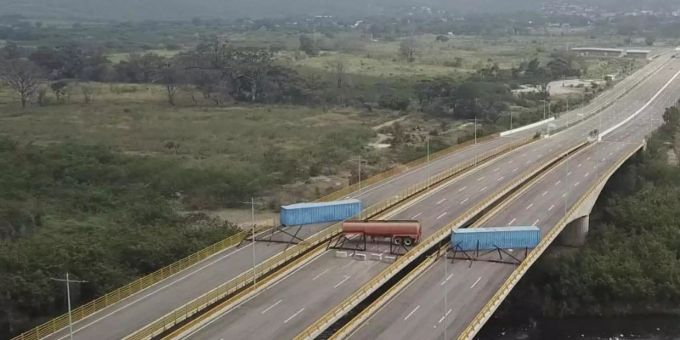 Container versperren den Weg auf der Brücke Tienditas, nahe der kolumbianischen Grenzstadt Cucuta. Foto: APTN Container versperren den Weg auf der Brücke Tienditas, nahe der kolumbianischen Grenzstadt Cucuta. Foto: APTN