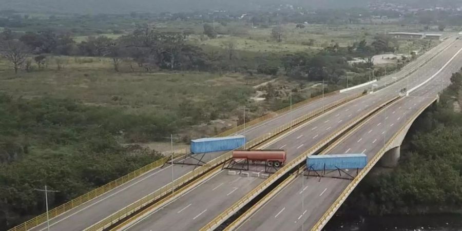 Container versperren den Weg auf der Brücke Tienditas, nahe der kolumbianischen Grenzstadt Cucuta. Foto: APTN