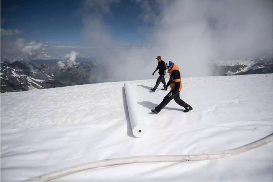 Wichtige Gletscherteile werden im Frühling mit Flies abgedeckt, um den Schnee vor der Schmelze zu schützen.