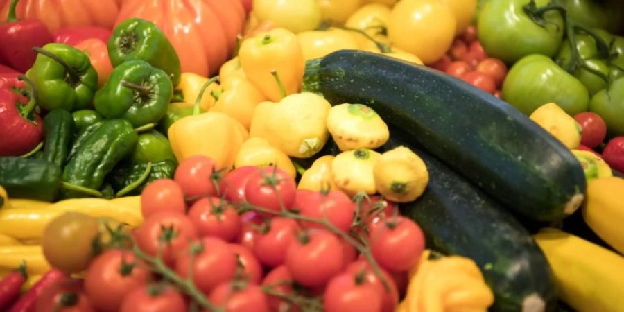 Paprika, Tomaten und Zuccini in einer Auslage