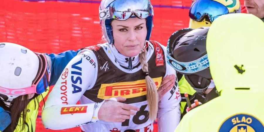 «Warum bin ich schon wieder im Fangzaun» - Nach dem Sturz rappelt sich Lindsey Vonn wieder auf. Foto: Expa/Johann Groder/APA