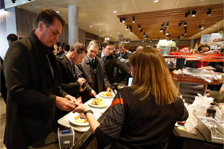 Brasiliens Präsident speist im Supermarkt