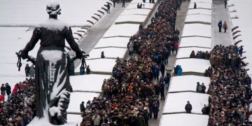 Menschen gedenken den Opfern der Leningrader Blockade.