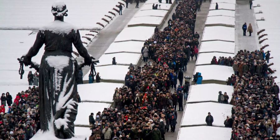 Menschen gedenken den Opfern der Leningrader Blockade.