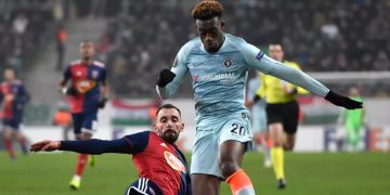 Callum Hudson-Odoi im Zweikampf.