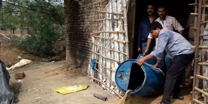 In Indien kommen jedes Jahr Hunderte zumeist arme Menschen ums Leben, weil sie gepanschten Schnaps getrunken haben. Indien Schnaps