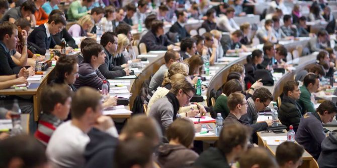 Studenten in einem Hörsaal.