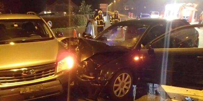 Am Unfall waren drei Autos beteiligt. Die Autos stehen auf der Strasse.