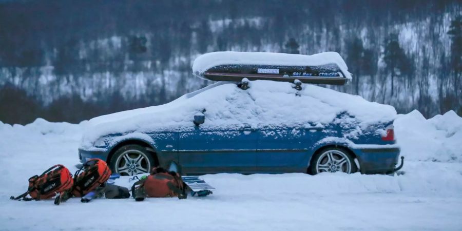 Das Auto von vier vermissten Skifahrern ist mit Schnee bedeckt.