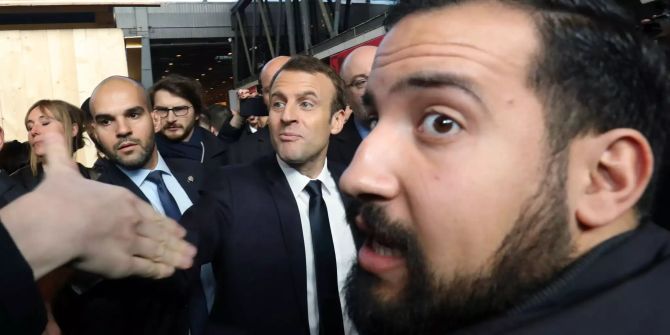 Emmanuel Macron (M) mit seinem Ex-Leibwächter Alexandre Benalla.