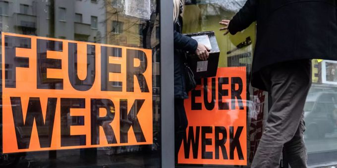 Eine Frau und ein Mann verlassen mit Silvester-Pyrotechnik ein Geschäft in Deutschland. Beginn des Verkaufs von Silvester-Feuerwerk
