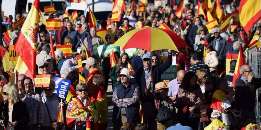 Grosse Menschenmengen auf der Plaza Colón in Madrid.
