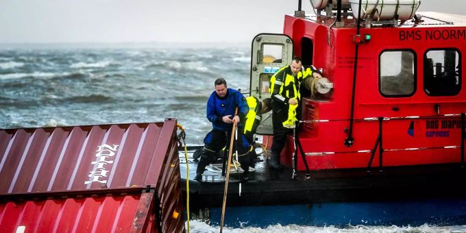 Die Container des Frachters MSC Zoe sollen geborgen werden. Ein verloren gegangener Container wird geborgen.