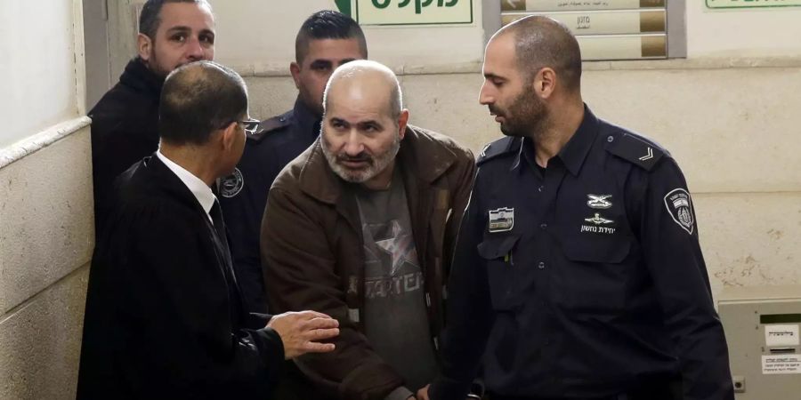 Die Polizei führt den Palästinenser Jamil Tamimi ab.
