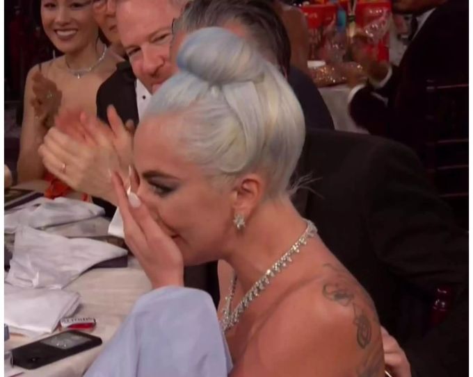 Lady Gaga bricht bei der Gewinner-Verkündung an den Golden Globes in Tränen aus.