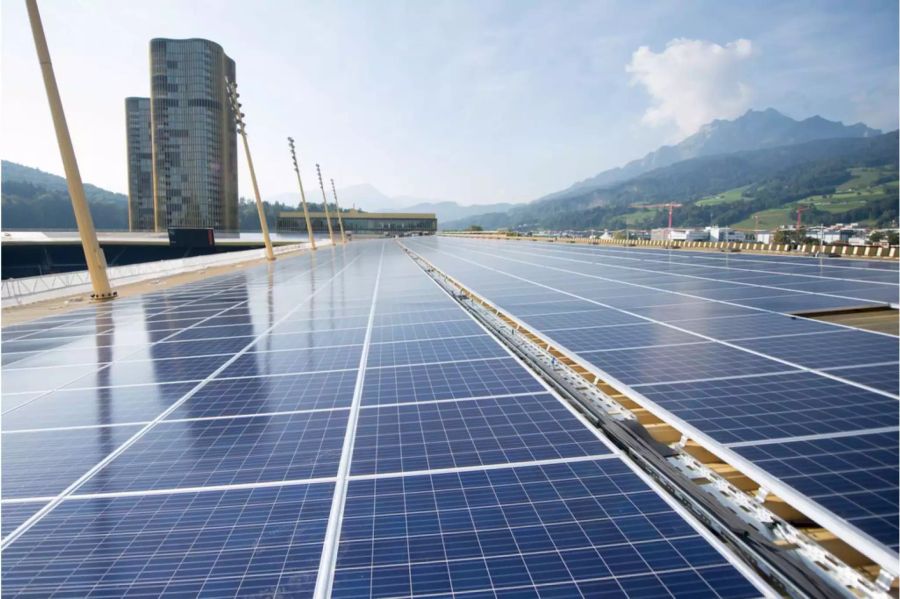 Seit letztem Jahr verfügt auch die Luzerner Swissporarena über Solarpanels auf dem Dach. Insgesamt werden auf einer Fläche von 6862 Quadratmeter jährlich 900'000 Kilowattstunden Strom produziert. Dies deckt den Bedarf von 200 Haushalten.