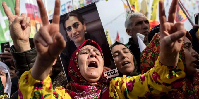 Unterstützende der HDP bei der Demonstration in Istanbul. HDP-Anhänger
