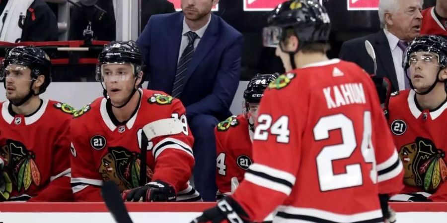 Dominik Kahun (r) holte mit den Chicago Blackhawks den dritten Sieg in Serie. Foto: Nam Y. Huh/AP