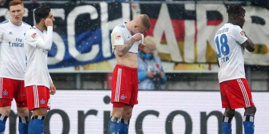 Die Spieler des HSV lassen nach der 0:2-Niederlage in Bielefeld die Köpfe hängen. Foto: Friso Gentsch