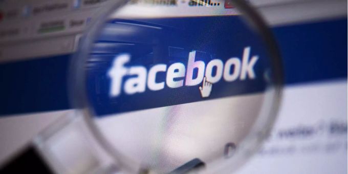 Facebook unter der Lupe: Die Kantonspolizei Zürich nimmt Einträge auf Social Media ernst. Facebook unter der Lupe: Die Kantonspolizei Zürich nimmt Einträge auf Social Media ernst.