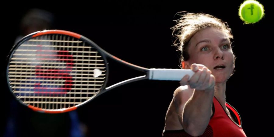 Simona Halep hat den Ball im Fokus.