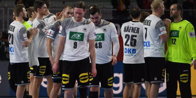 Die Deutschen Handballer sind nach der Niederlage sichtlich geknickt. Die Deutschen Handballer sind nach der Niederlage sichtlich geknickt.