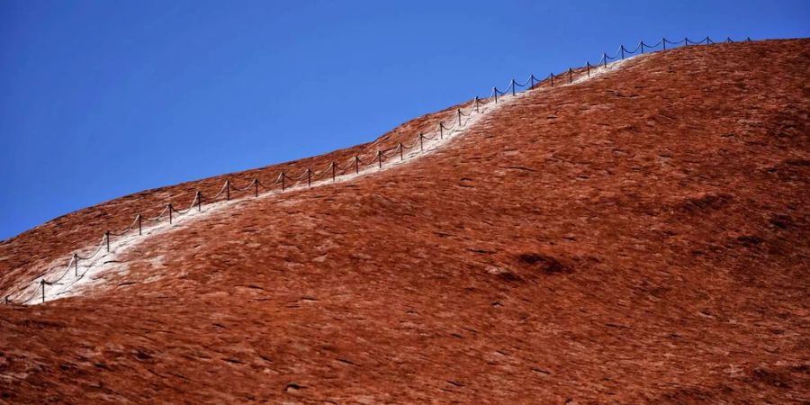 Gesteckte Wege wirken einladend. Die Ureinwohner bitten Besucher jedoch, das Besteigen des Felsen zu unterlassen.