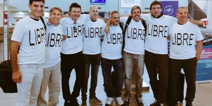 Die argentinische Reisegruppe, die in New York 30 Jahre Uni-Abschluss feiern wollte. Die argentinische Reisegruppe, die in New York 30 Jahre Uni-Abschluss feiern wollte.