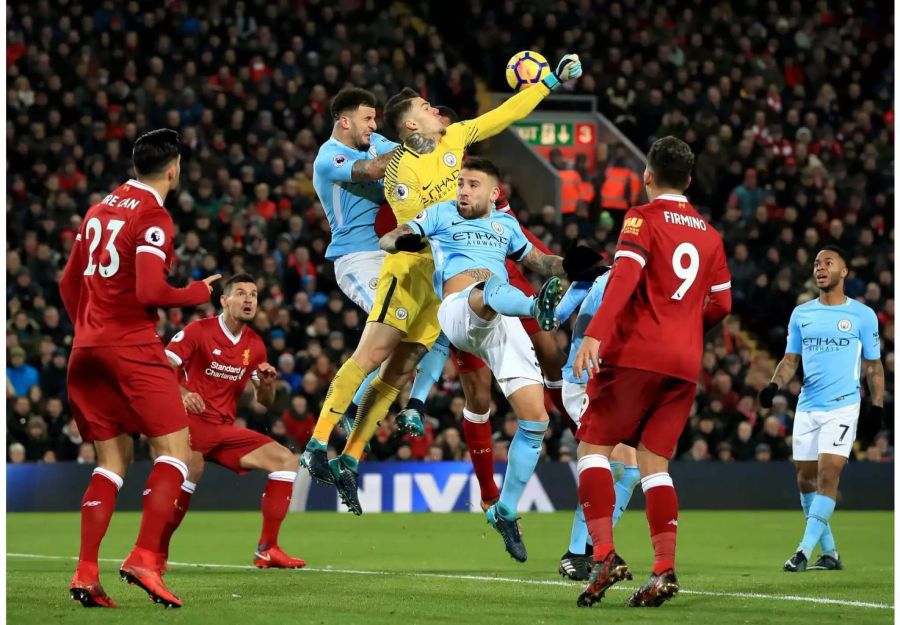 Liverpool hat Manchester City geknackt! Das Team von Trainer Jürgen Klopp kann als erste Mannschaft in der laufenden Saison gegen den Tabellenführer gewinnen. Das 4:3 ist ein wahres Spektakel, Gündogan gelingt in der Nachspielzeit noch der Anschlusstreffer für den Leader. Doch Liverpool bringt den Sieg über die Zeit. Damit schieben sich die «Reds» auf den dritten Tabellenrang.