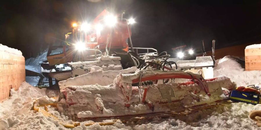 Mit dieser Pistenraupe stiess der Skifahrer zusammen.