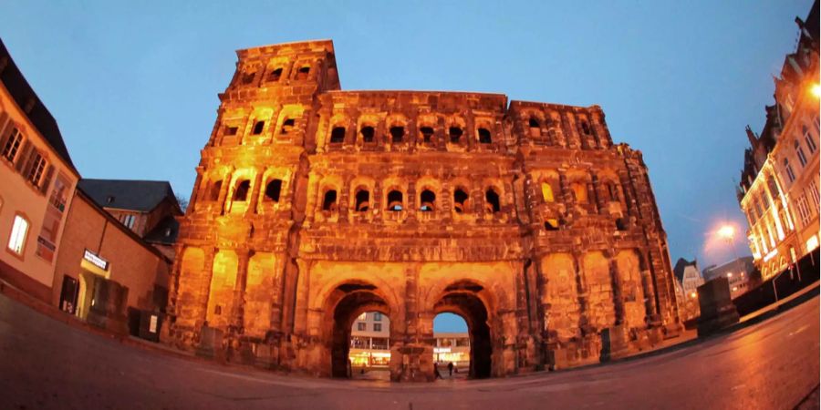 Sie ist das besterhaltene Stadt nördlich der Alpen: die Porta Nigra in Trier.