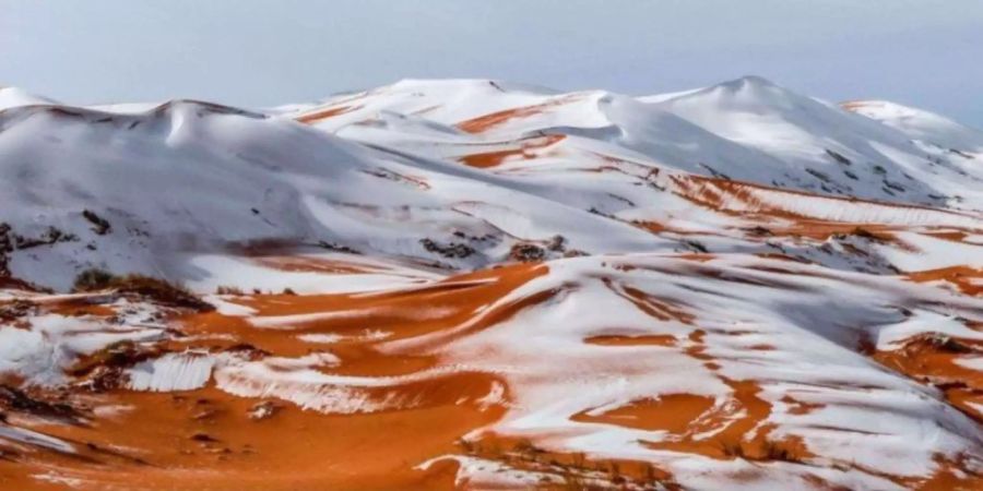 Schnee ist in der Sahara bei Algerien ein seltenes Phänomen.