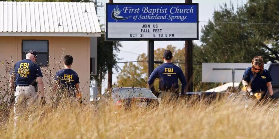 Das FBI sucht am Tatort nach Spuren.