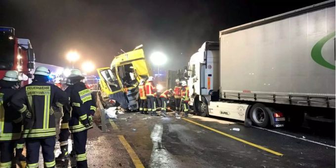 Die Feuerwehr bespritzte die Gaffer mit Wasser, um sie auf ihr Fehlverhalten aufmerksam zu machen. Die Feuerwehr bespritzte die Gaffer mit Wasser, um sie auf ihr Fehlverhalten aufmerksam zu machen.