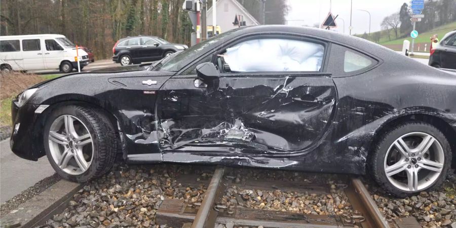 Eines der Autos landete auf einem Bahngleis und musste mit einem Kran geborgen werden.