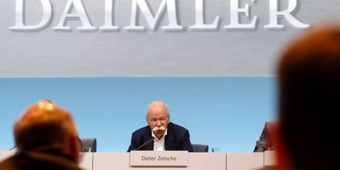 Daimlers Dieter Zetsche spricht vor den Aktionären. Daimlers Dieter Zetsche spricht vor den Aktionären.
