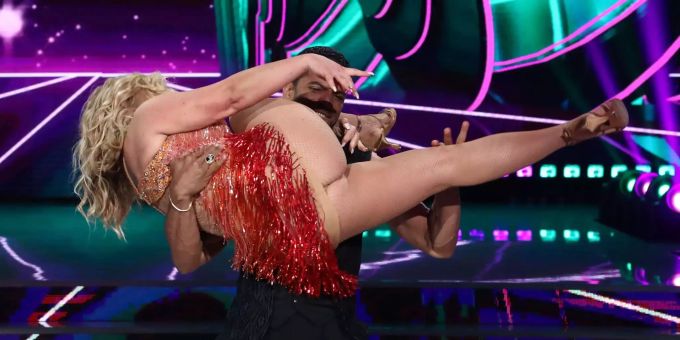 Anastacia gibt beim Paartanz alles, scheint ihr Umfeld zu vergessen. Anastacia gibt beim Paartanz alles, scheint ihr Umfeld zu vergessen.