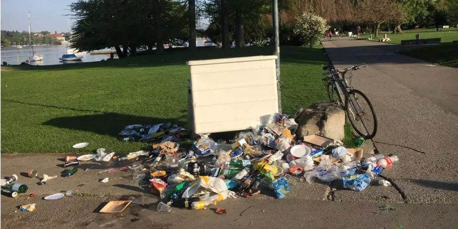 Die eigens aufgestellten Container bleiben oftmals leer. Die Feierwütigen lassen den Abfall einfach davor liegen.