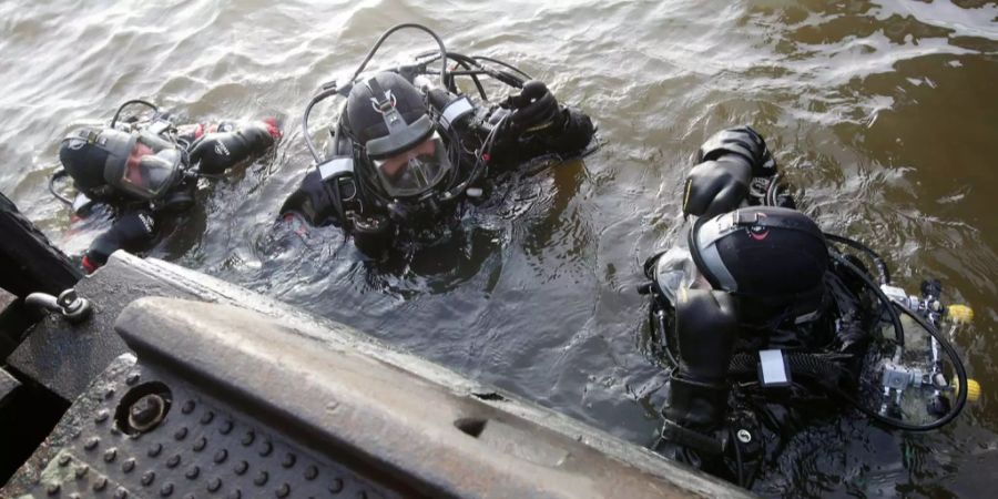 Die Taucher der Seepolizei fanden den leblosen Mann neben dem Wrack der «Jura». (Symbolbild)