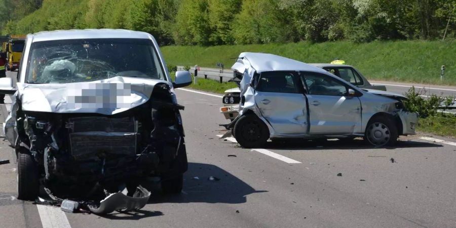 Am Unfall waren zwei Autos und ein Lieferwagen beteiligt.