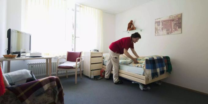 Das klassische Alters- und Pflegeheim wird immer später eine Option. Auch Senioren wollen individuell leben und nicht an den Rand der Gesellschaft gedrängt werden. Das klassische Alters- und Pflegeheim wird immer später eine Option. Auch Senioren wollen individuell leben und nicht an den Rand der Gesellschaft gedrängt werden.