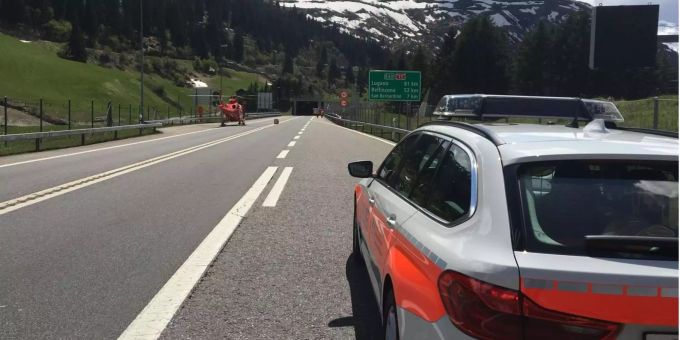 Ein Polizeiauto vor dem San-Bernadino-Tunnel. (Symbolbild) san-bernadino