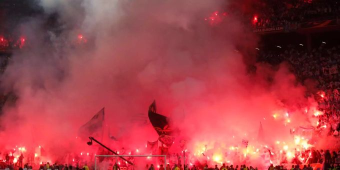 Marseille-Fans zünden beim Europa League-Final in Lyon Pyros. Marseille-Fans zünden beim Europa League-Final in Lyon Pyros.
