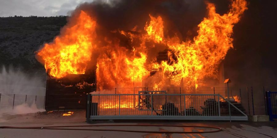 Das Feuer zerstörte die Schreinerei vollständig.