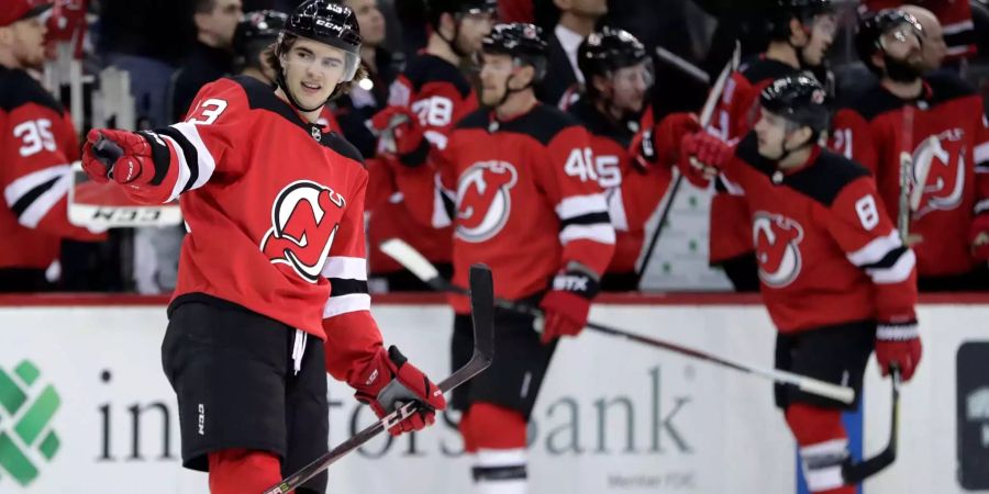 Schweizer Eishockey-Star Nico Hischier im Dress der New York Rangers zeigt mit dem Finger und setzt ein zufriedenes Grinsen auf.