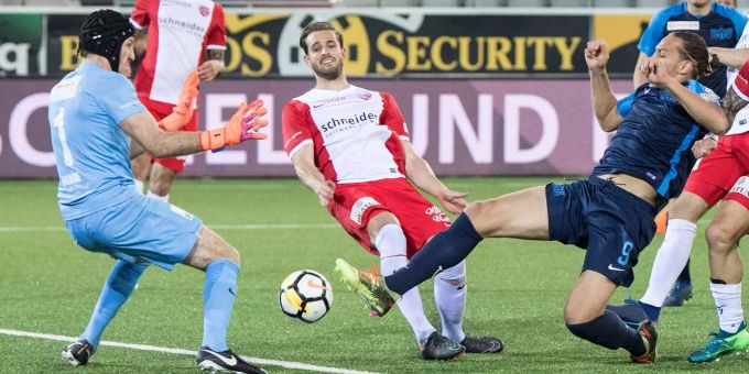 Michi Frey stochert den Ball mit dem langen Bein an Goalie Faivre vorbei. Michi Frey stochert den Ball mit dem langen Bein an Goalie Faivre vorbei.